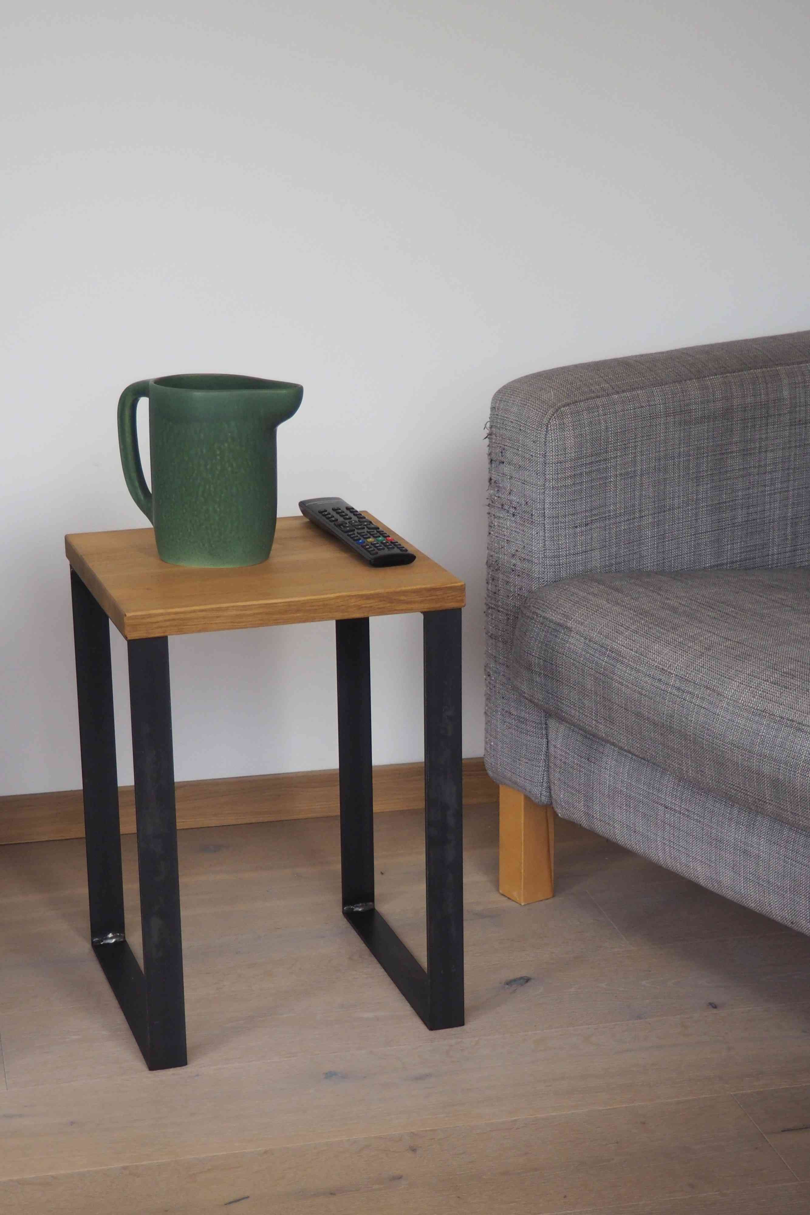 Hocker, Stool als Bestelltisch aus Wild-Eiche und Stahl (schwarz) - Möbel in schlichtem Design